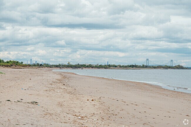 Residents living in the Great Kills neighborhood have access to Great Kills Beach.