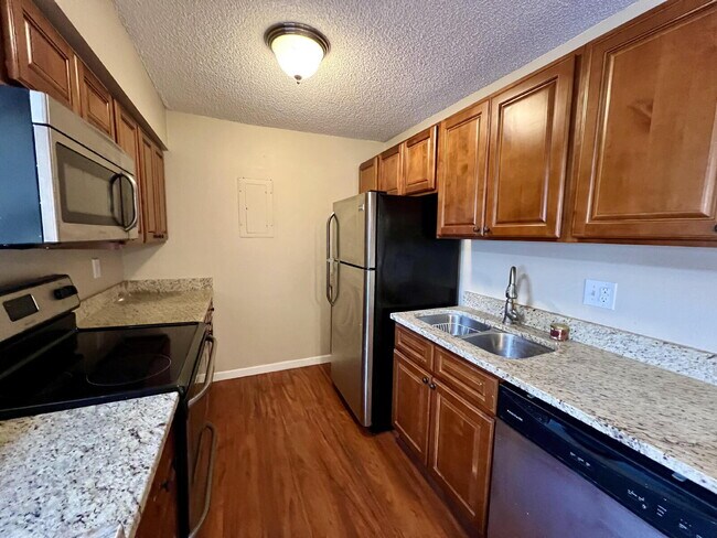 Foto del edificio - Top floor condo with included garage!