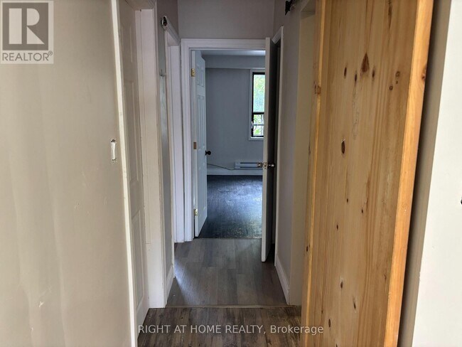 Building Photo - 513 Oakwood Ave