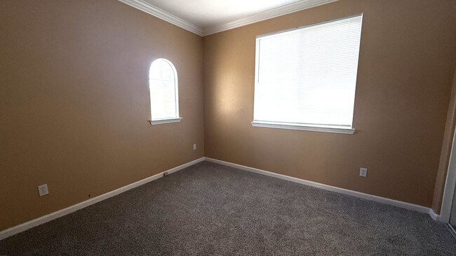 Building Photo - 4 Bed/ 2.5 bath house with Pool/Spa