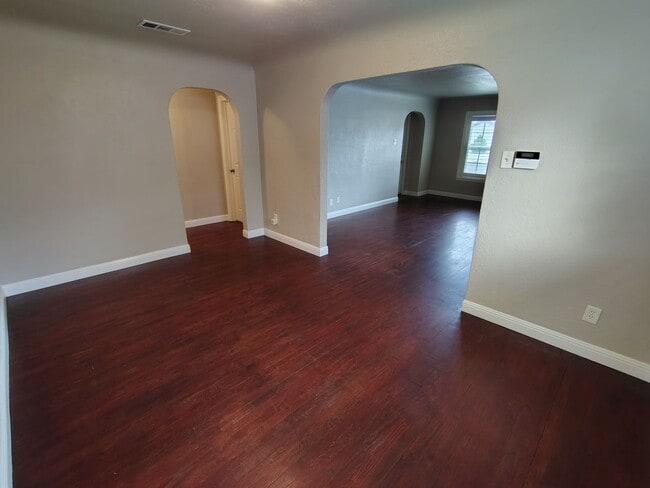 Building Photo - 404 Camellia Way