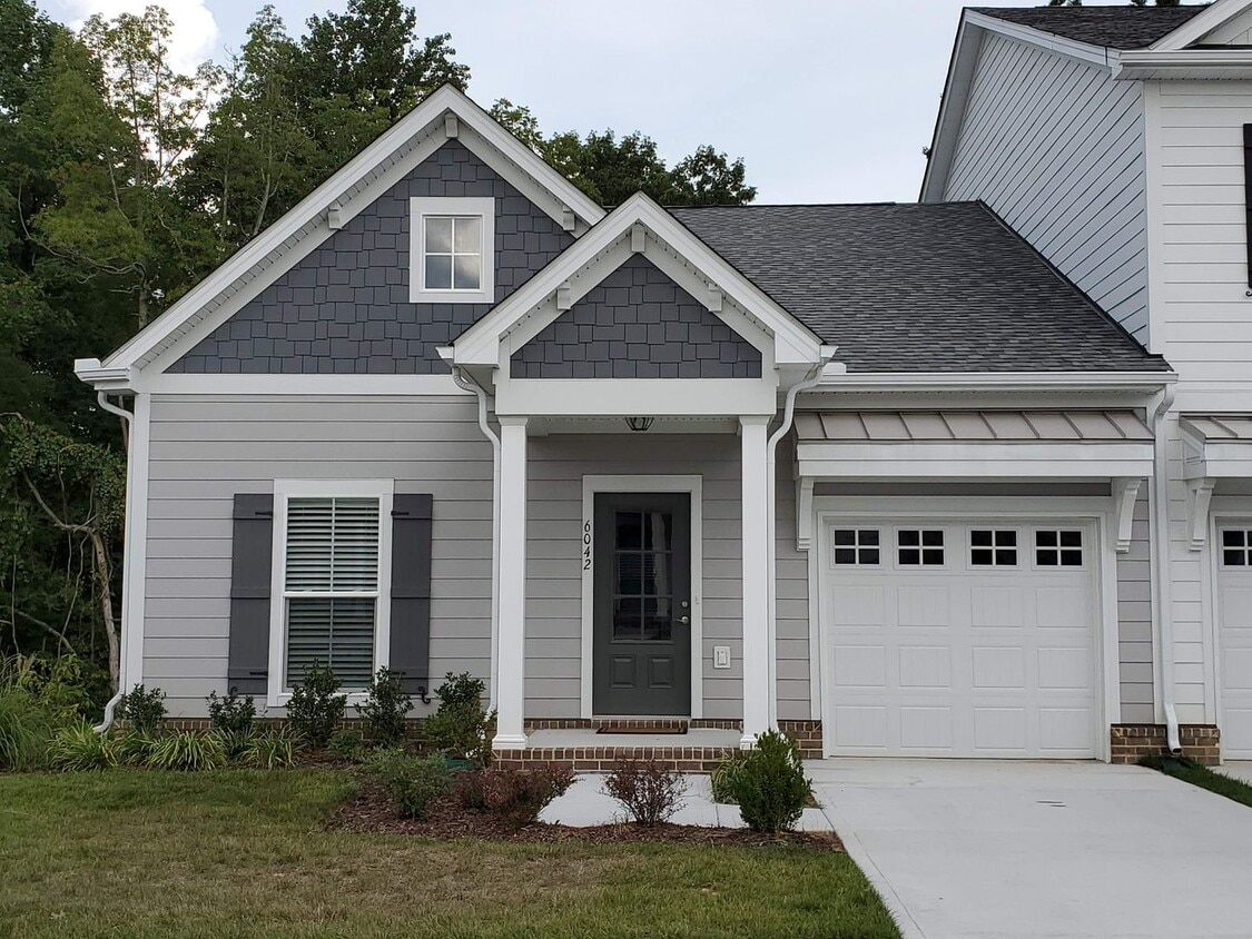 Primary Photo - Available NOW in Franklin- Simmons Ridge