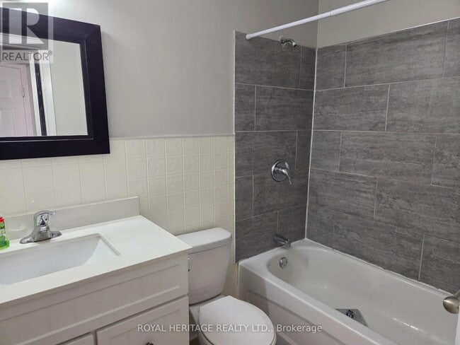 Photo du bâtiment - 8800-8800 Willoughby Dr