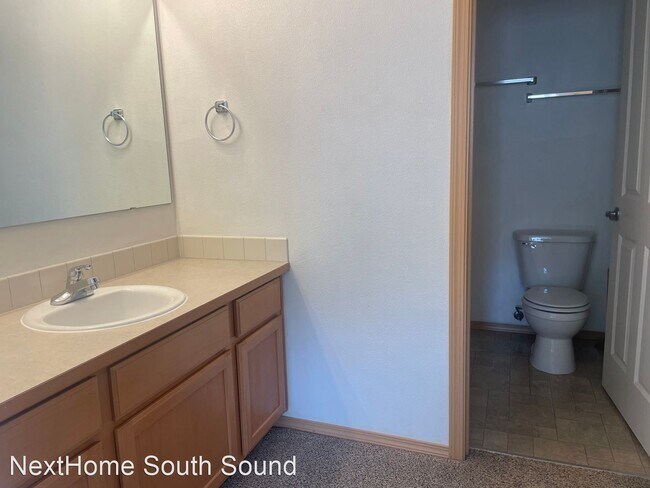 Building Photo - 2 br, 2 bath House - 2055 Garry Oaks Ave  #C