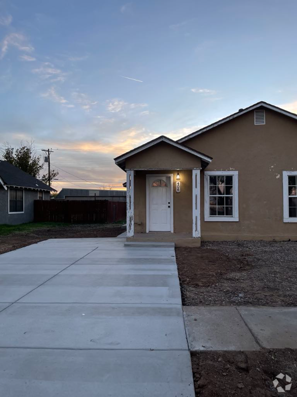 Building Photo - 406 S Abilene Ave