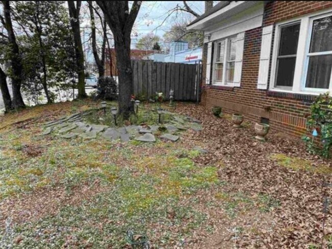 Building Photo - 3 bedroom 2 bath beautiful home with tons of character!