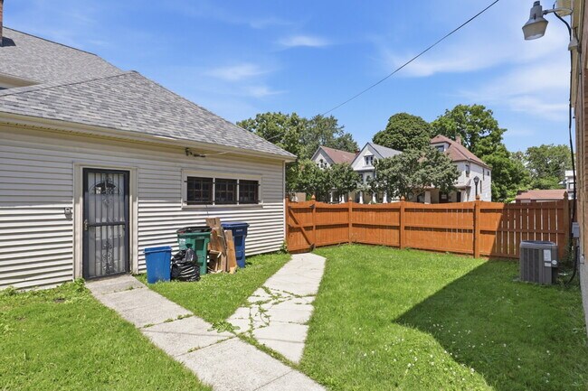 Building Photo - Furnished 10-Bedroom Single-Family Home in Buffalo