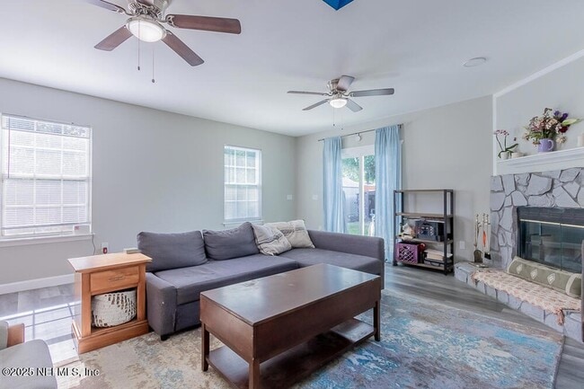 Building Photo - 1358 Hollyhock Cir
