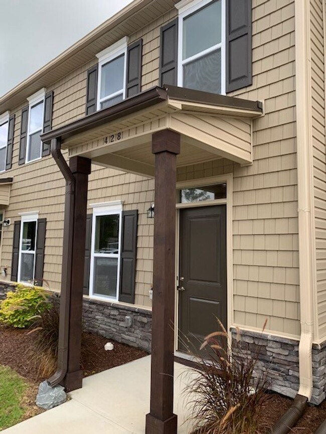 Foto del edificio - Townhome in Midway Park - Boyington Place!