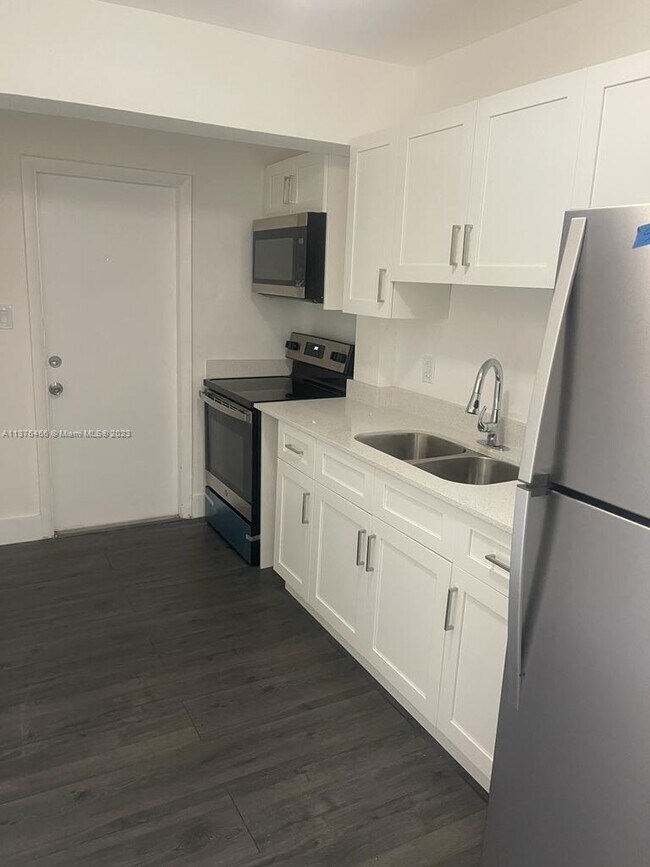 Foto del edificio - 715 NW 15th Terrace