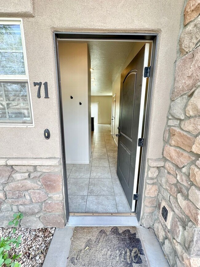 Building Photo - Very nice Millcreek Springs Townhome