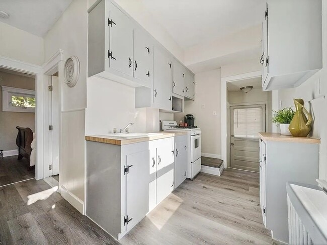 Building Photo - 17 Rhodes Ave