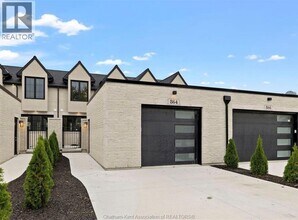 Building Photo - 864 Park Ave W