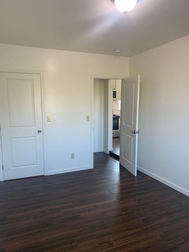 Building Photo - Miracle Realty