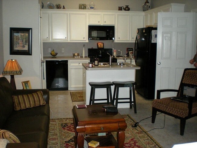 Building Photo - 1601 Park garage apt St