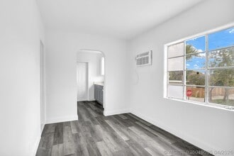Building Photo - 820 N Dixie Hwy