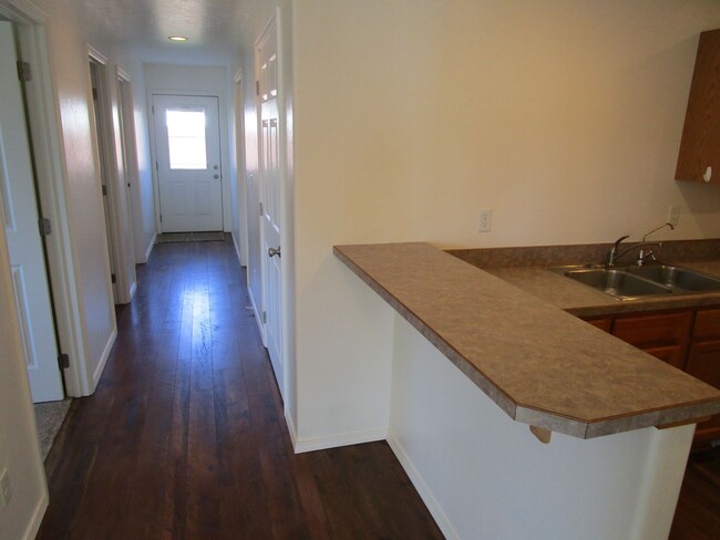 Building Photo - Adorable 3 Bedroom Townhouse in Columbia F...