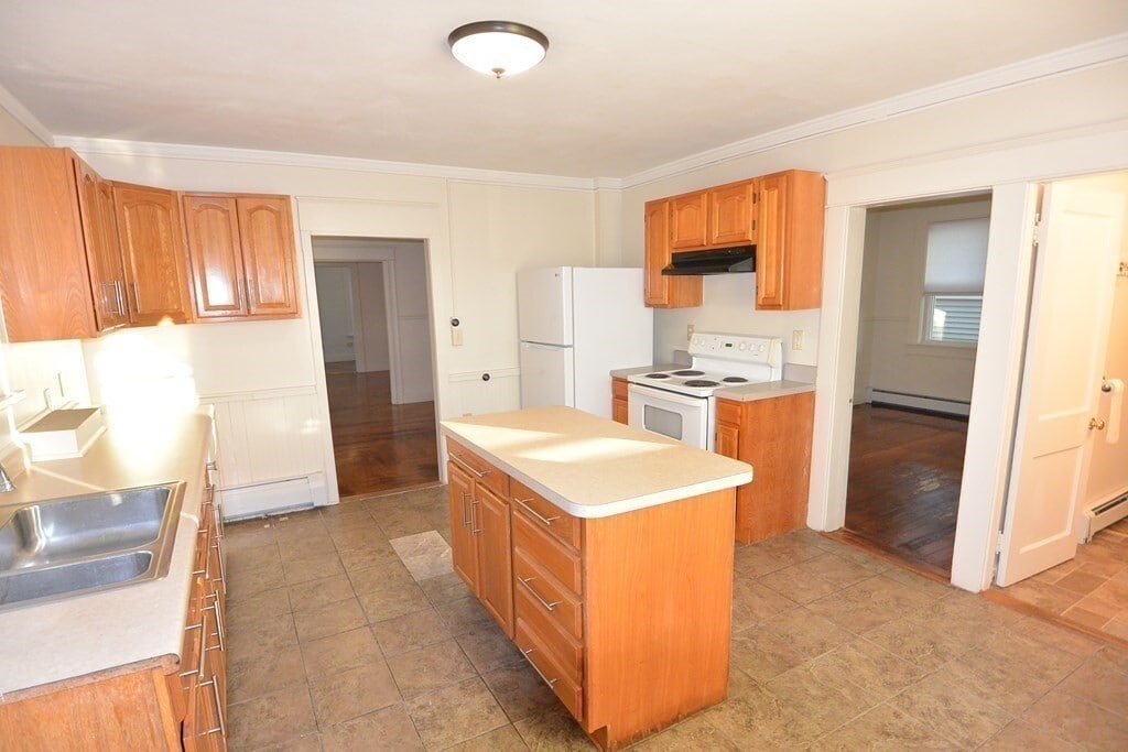 48 East St, Clinton, MA 01510 Townhouse for Rent in Clinton, MA