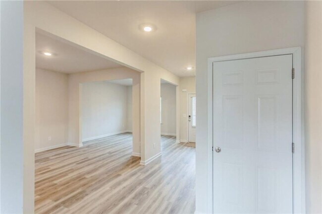 Building Photo - 626 Mackenzie Cv