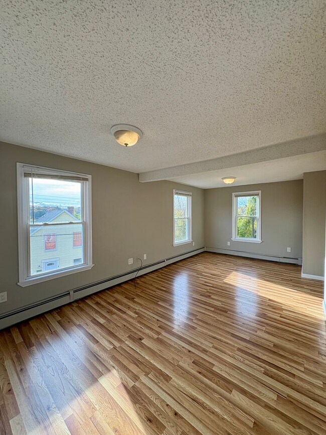 Building Photo - 62 School St