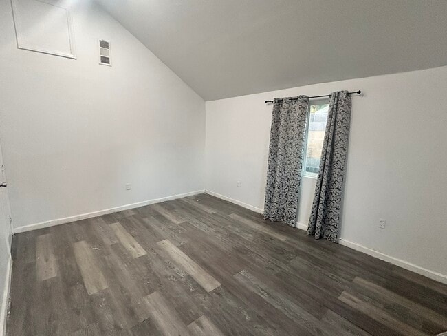 Foto del edificio - 8017 Laurel Ave