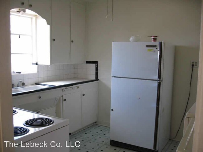 Building Photo - 300 Solano Dr NE