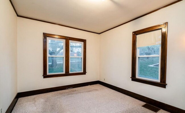 Building Photo - 406 Woolworth Ave