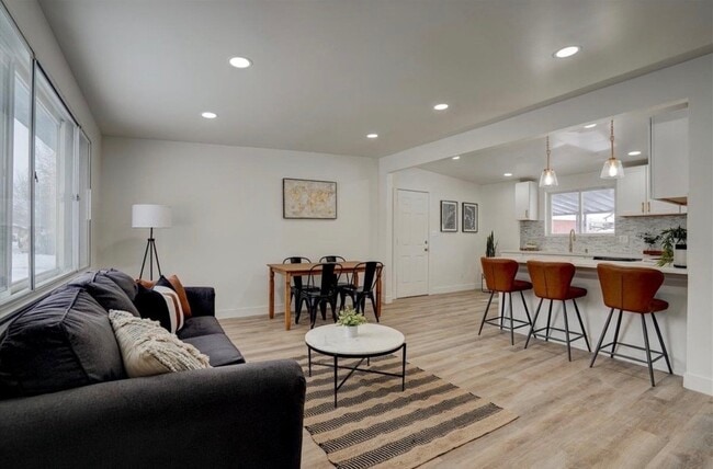 Building Photo - 455 E Mountain View Dr