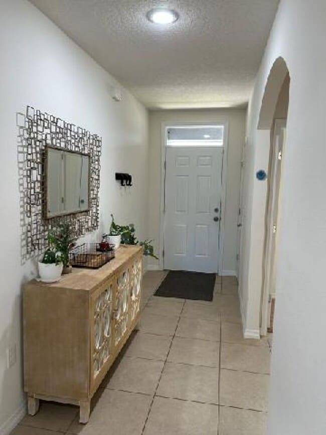 Building Photo - Beautifully 4-Bedroom, 2-Bath house in Lak...