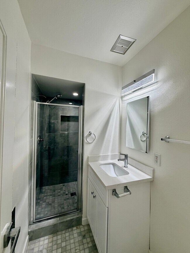 Foto del edificio - 1595 E Chevy Chase Dr