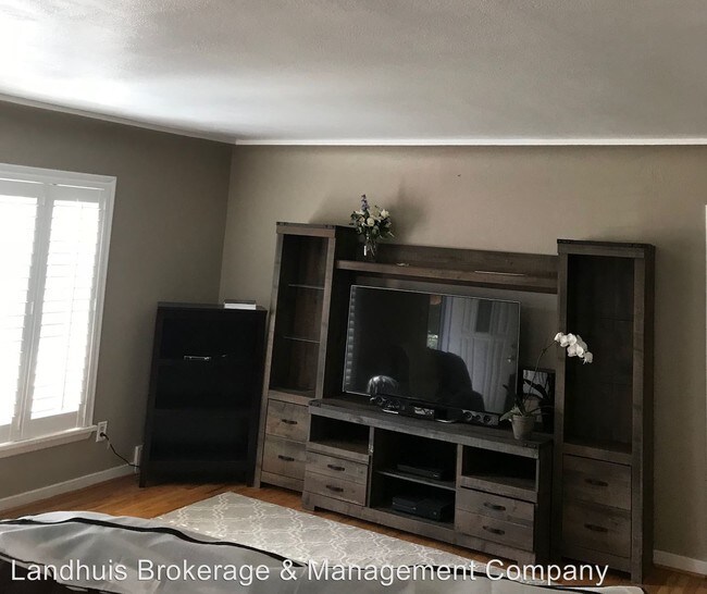 Building Photo - 3 br, 1.5 bath House - 1025 Farragut Ave