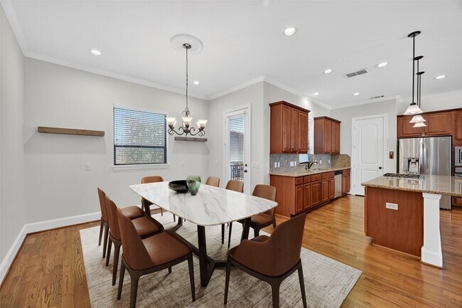 Building Photo - 5305 Lillian St
