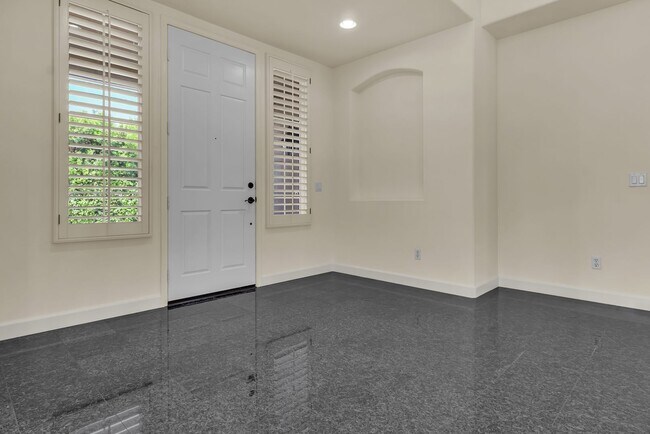 Building Photo - 10 Clearwater Cove