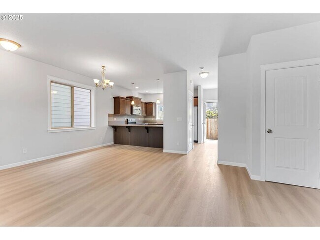 Foto del edificio - Modern Home 4 Beds 3 Baths in Beaverton!