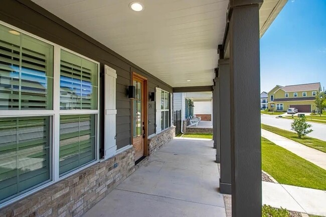 Building Photo - 324 Gardens Ln