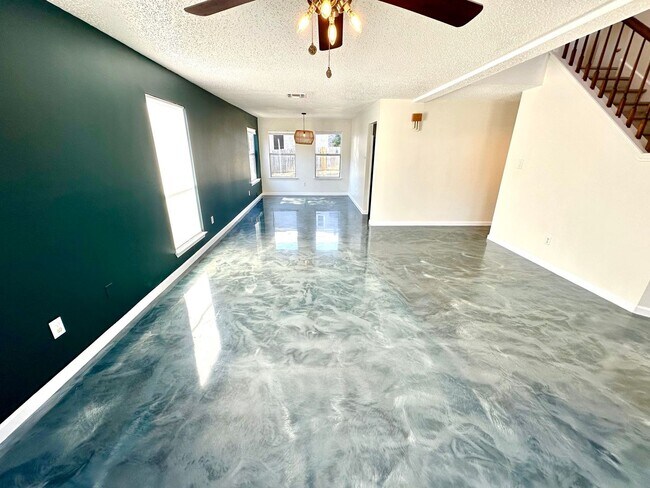 Foto del edificio - A Stunning 3-Bedroom 2.5-Bath 2 Storey Hom...