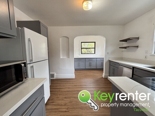 Building Photo - Character and Comfort in Tacoma, Spacious ...
