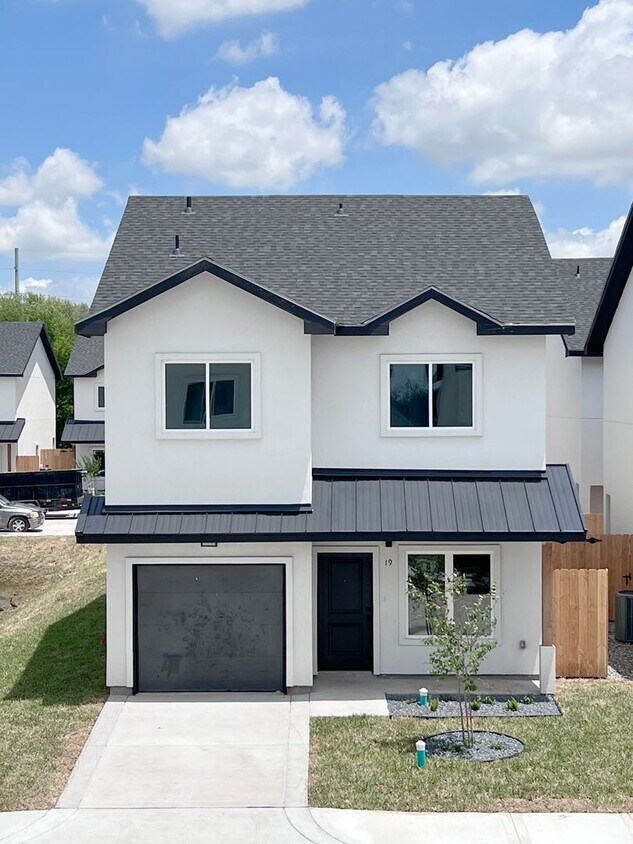 Primary Photo - Luxury Townhome In Gated Community (Close ...
