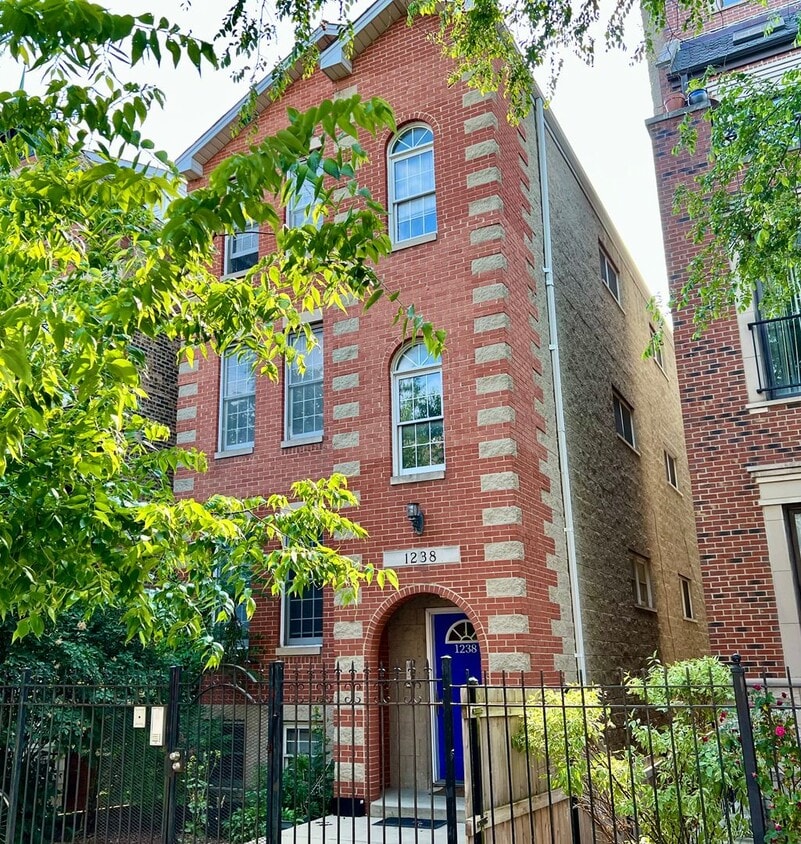 Primary Photo - 1238 N Cleaver St
