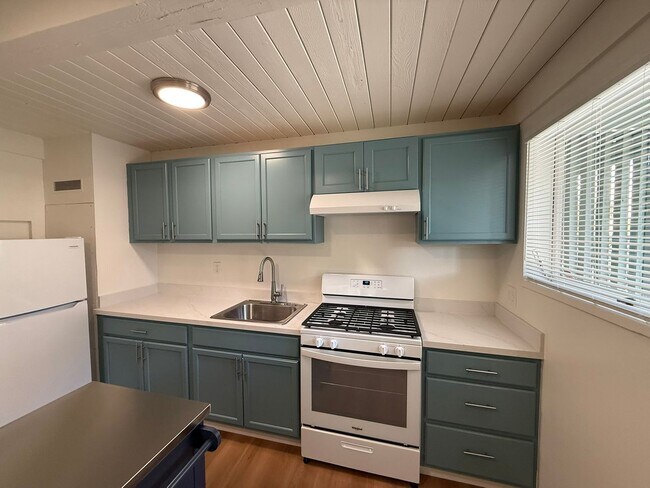 Foto del edificio - Updated ground-floor 1-bed 1-bath garden apartment in a gated property near N Berkeley BART