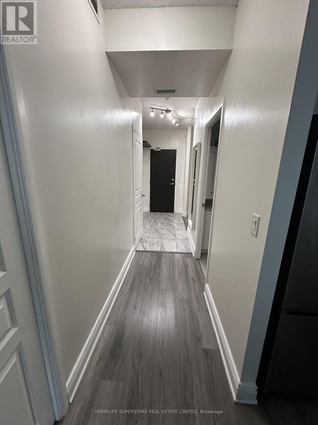 Building Photo - 18 Yonge St