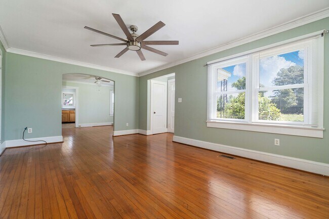 Foto del edificio - Convenient Hwy. 55 Location – Charming 2BR with Large Yard