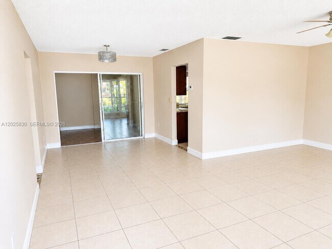 Foto del edificio - 6560 NW 25th St