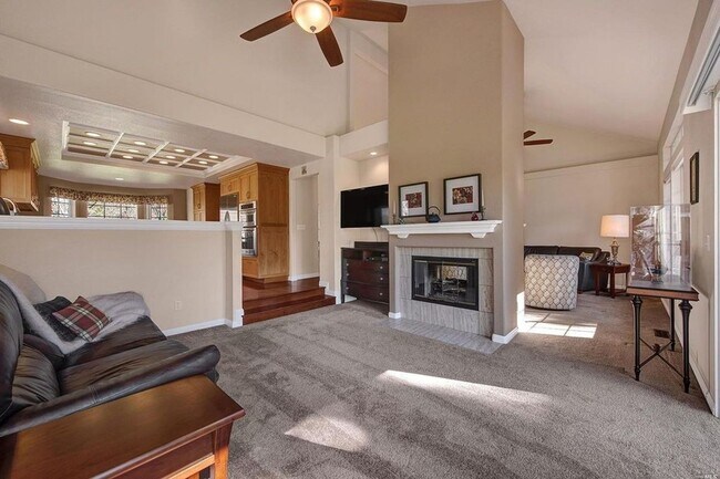 Foto del edificio - Beautiful Home in the Lakewood Hills Gated...