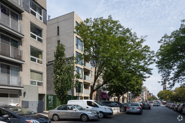 Building Photo - 29 Montrose Ave