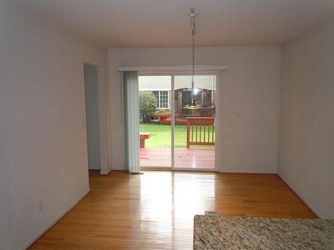 Building Photo - 312 James Cir