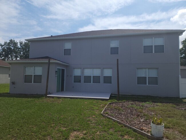 Building Photo - Stunning 4-Bedroom, 2.5-Bathroom Home with...