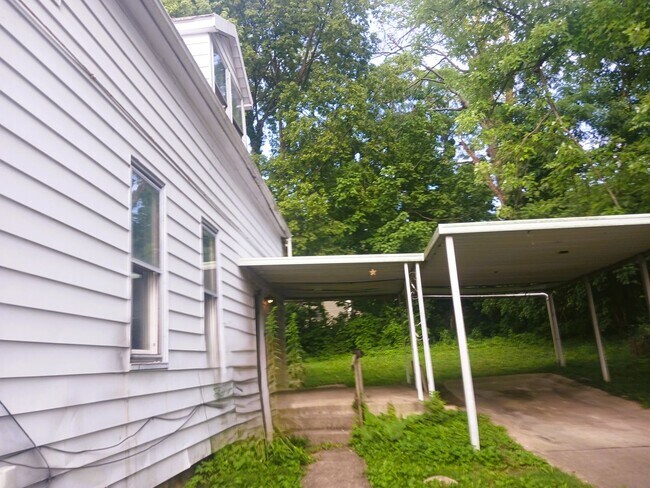 Building Photo - Great house for rent! 3 bed, 1.5 baths - l...