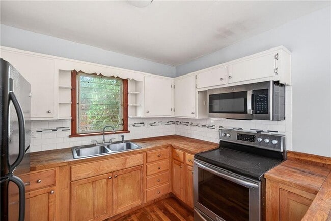 Building Photo - 3178 Pinehill Dr