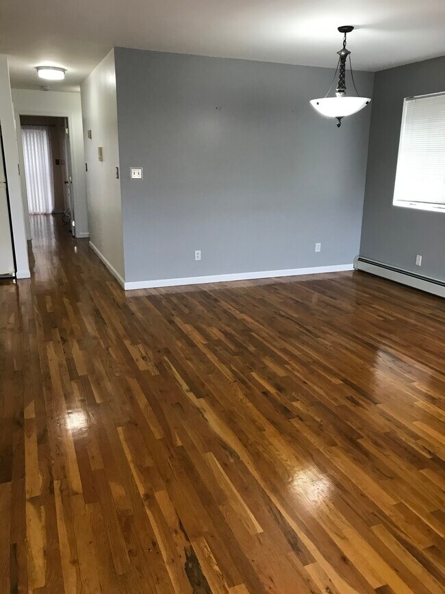 dining area - 1661 Colden Ave